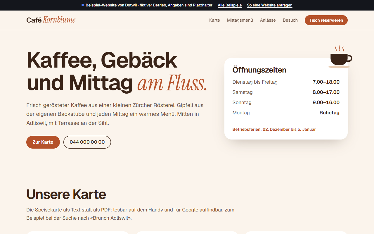 Startseite der Beispiel-Website eines Cafés mit Öffnungszeiten und Kaffeetasse